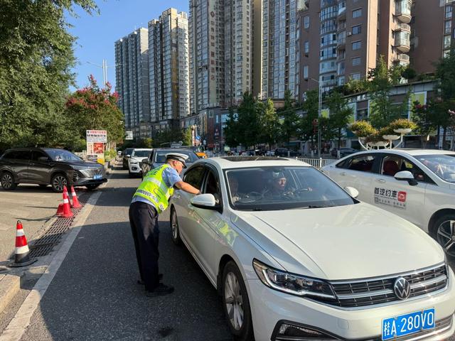 六盘水市交警支队直属一大队:守护避暑季 畅行荷城美景间