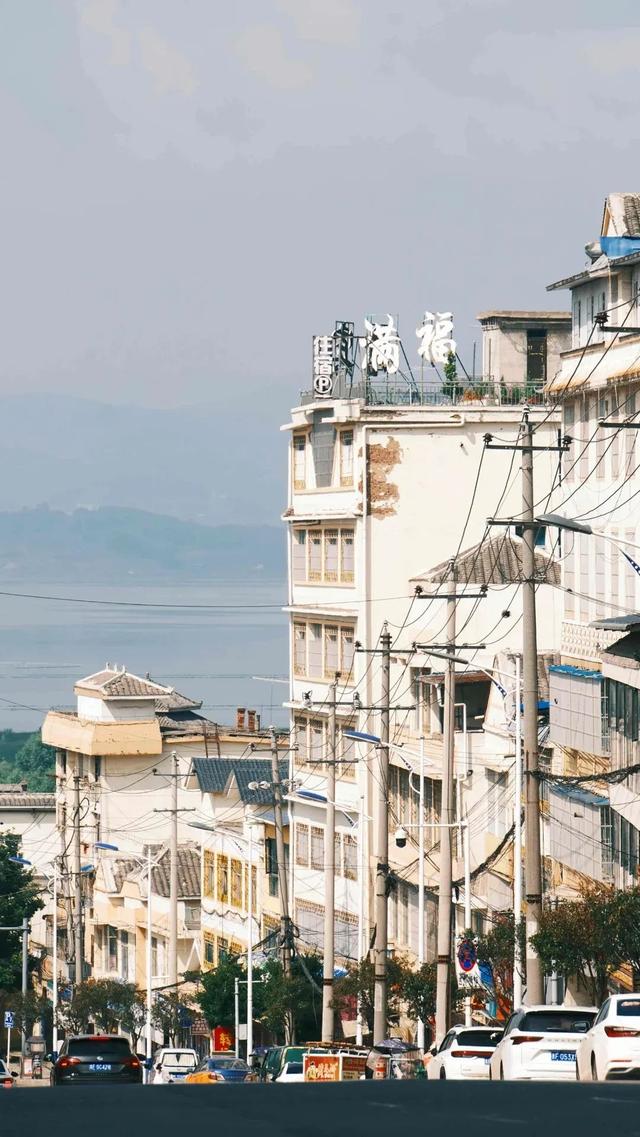 比六盘水冷！比贵阳香！新挖18℃小县城，草海湖泊美若仙境！碳水王国20元吃火锅！
