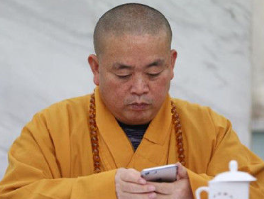 一天仨瓜！释永信被批捕、王大陆认罪、贾乃亮被控卖假货，太意外