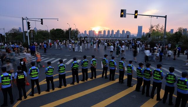 232个4A级以上景区投入警力1.64万余人次，双节期间江西旅游景区秩序井然