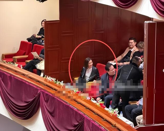 宋祖英和老友在北京观看京剧《穆桂英挂帅》