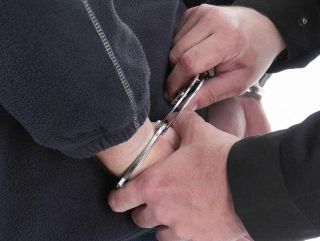 再揪出来一个大贪	，金额高达9.7亿，首富妻子郝斌跨境逃亡失败