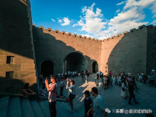 一组“进一步开放了”的重庆朝天门广场美图，“亲水”就不要想了