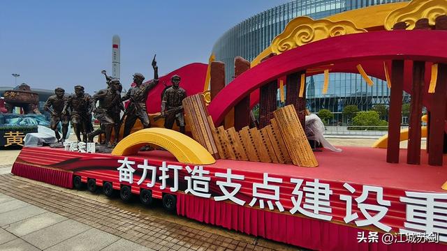 走进武汉国博中心，领略花车魅力