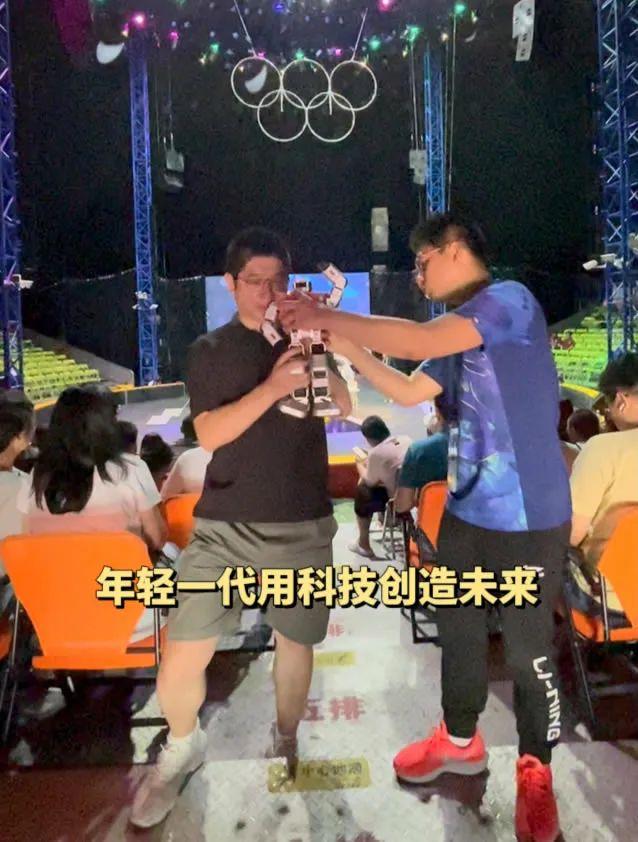 人类首届机器人运动会：跑歪撞人打哆嗦，却看到了中国智造的未来