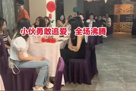 眼光毒辣！小伙相亲一眼看上黄衣美女，全场沸腾：选了个最会玩的图片