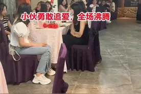 眼光毒辣！小伙相亲一眼看上黄衣美女，全场沸腾：选了个最会玩的图片
