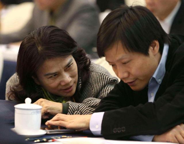 50岁正是闯的年纪！受邀观礼阅兵半月后，董明珠还敢约赌雷军吗？