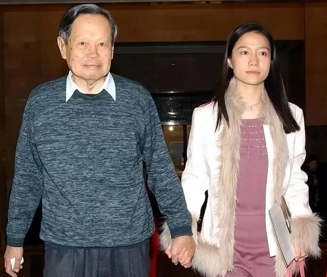 严查祖上三代！杨振宁去世仅5天，恶心的一幕出现！还得官方出手