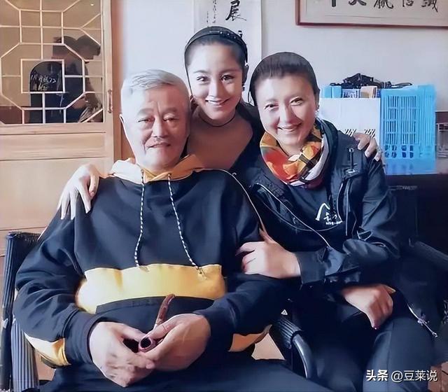 被赵本山养了11年，走红后嫁富豪却惨遭背叛，如今境遇令人意外