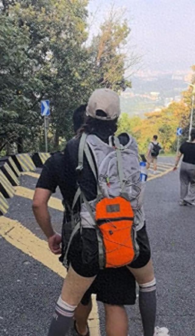 广东女子登山脚崴，被陌生小伙背40分钟下山:恶心的一幕出现了