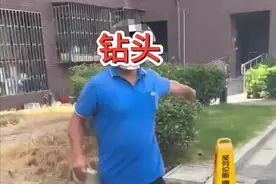 上海女子宠物狗尿到车轮，被要求擦掉发生争执，车主举砖砸狗！图片