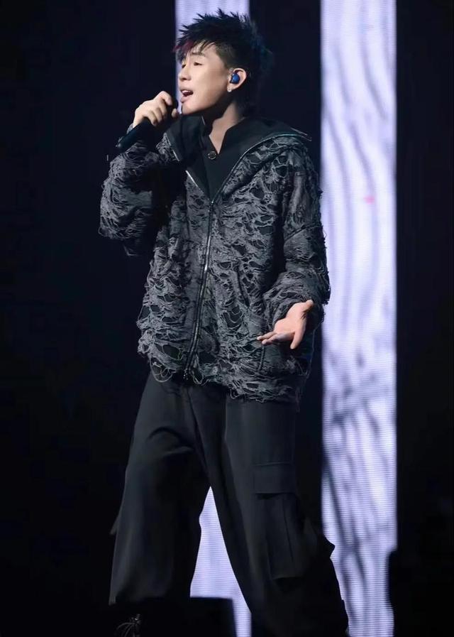 出道二十五年歌红人不红，因前女友被网暴，如今42岁终于苦尽甘来