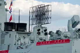 052D访俄实战戒备，架重机枪，开启反无人机设备，这是有大事发生图片