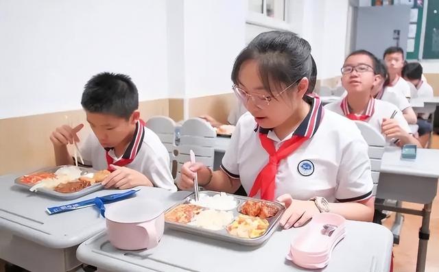 北京下死命令了：在2027年底前，所有中小学必须告别“校外配餐	”