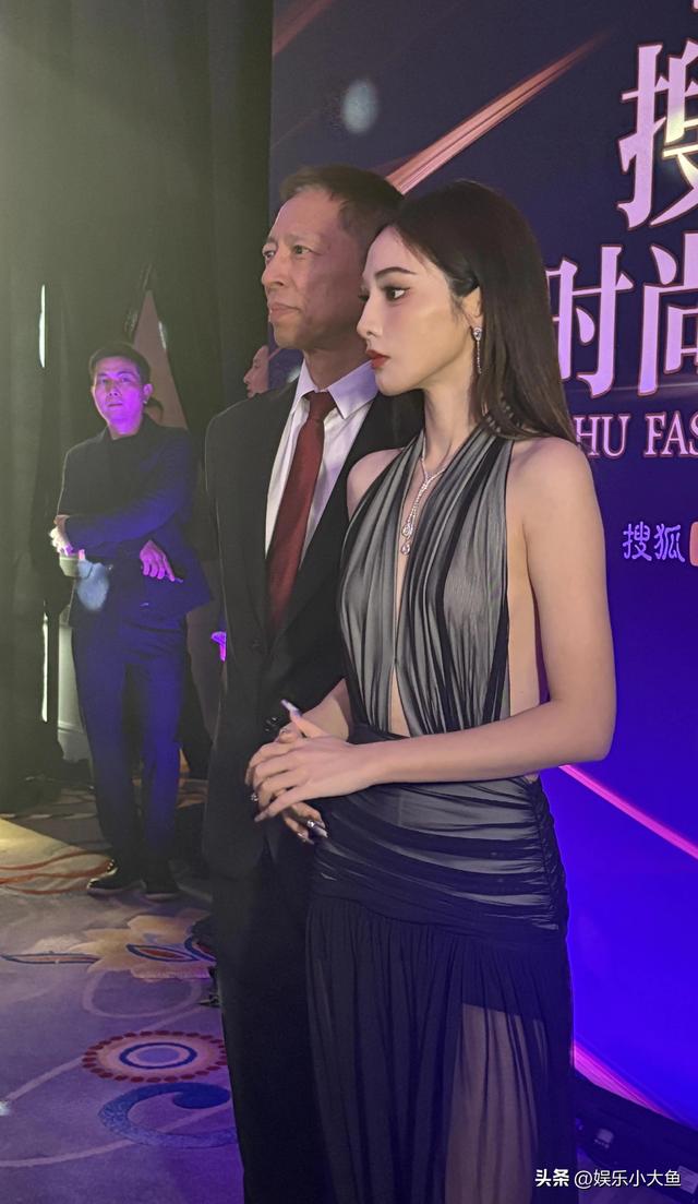 彭小苒出席搜狐时尚盛典活动	，穿挂脖深v露背纱裙走红毯性感妩媚