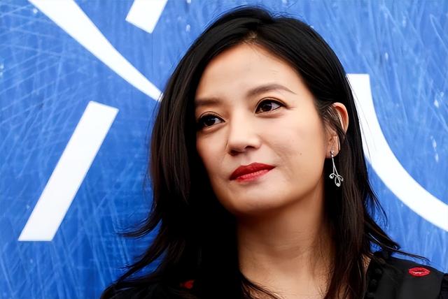 封杀四年，49岁赵薇突传消息，因胃癌去世传闻5个月前就真相大白