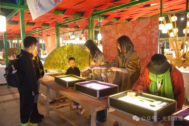 敦煌沙画惊艳亮相月牙泉“敦煌集”，引众游客围观体验