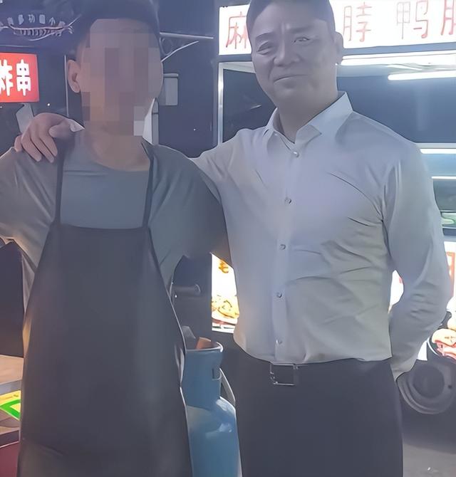 京东巨损147亿！网友凌晨偶遇刘强东喝大，拿塑料碗喝，来者不拒