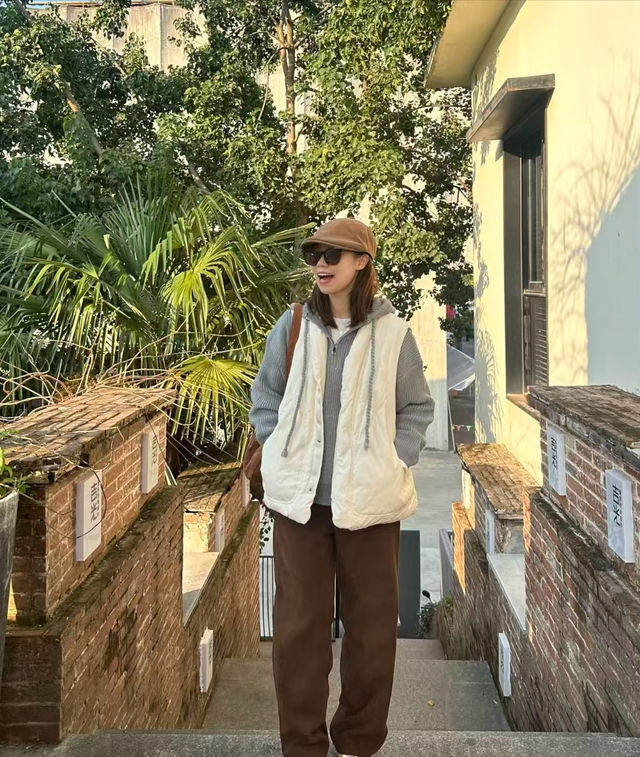 买了条咖色裤子，怎么穿才不土？这几种穿法都好看到尖叫！