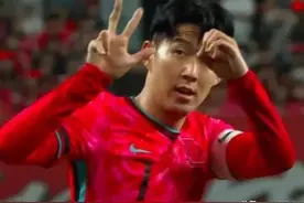 果然很韩国！球星做手势挑衅中国球迷，防守队员屡下黑脚真不要脸图片