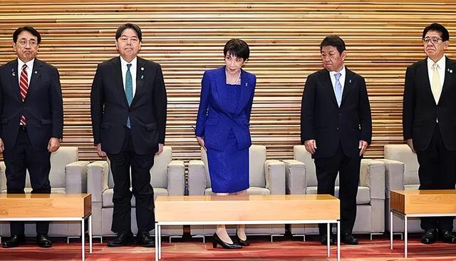 收到天大好消息后, 麻生太郎对中国释放一个信号, 断定中国不足畏惧
