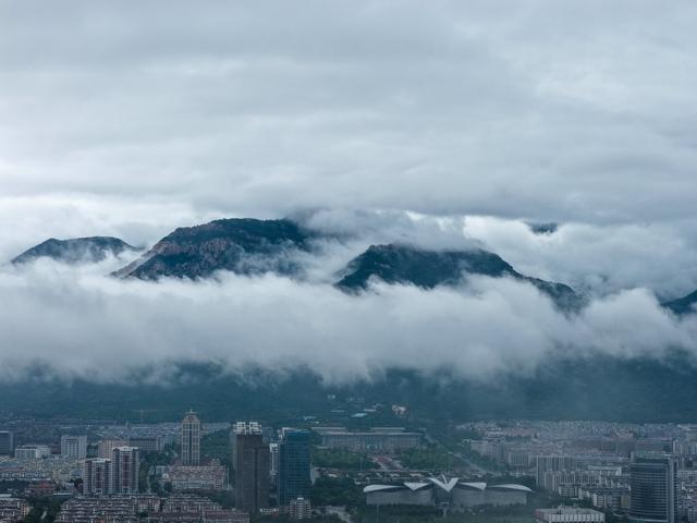 云雾中的泰岳：山与城的对话