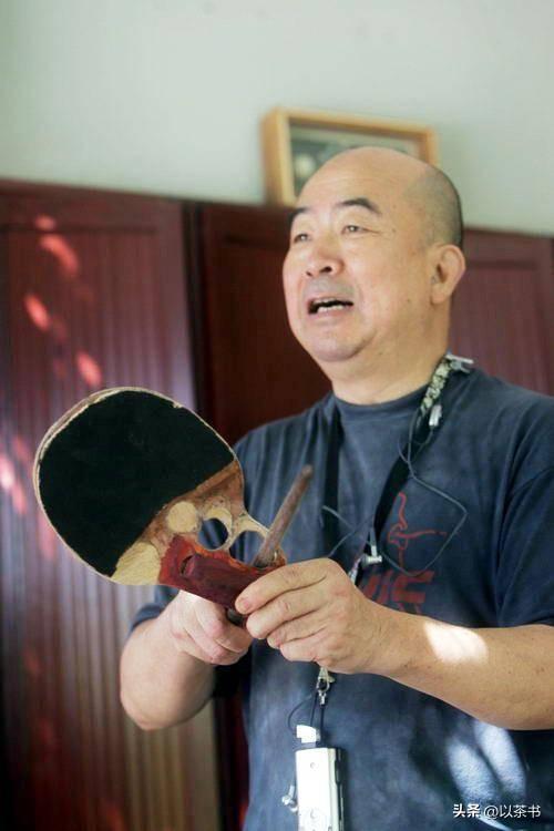 75岁梁戈亮今定居北京，是北大医学部教授，曾让癌症寡母活到81岁