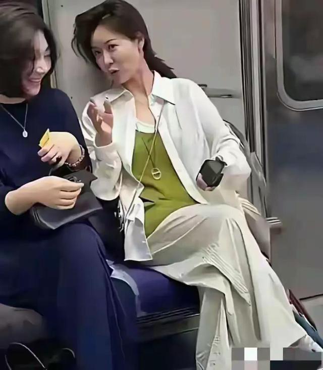 地铁里遇到一位干净的阿姨，我相信她年轻的时候追求的人肯定很多