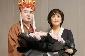 大瓜，唐僧给女儿国国王献花！图片