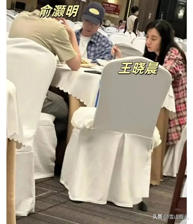 俞灏明王晓晨欧洲度蜜月，老公弯腰拍照很贴心，王晓晨孕相藏不住