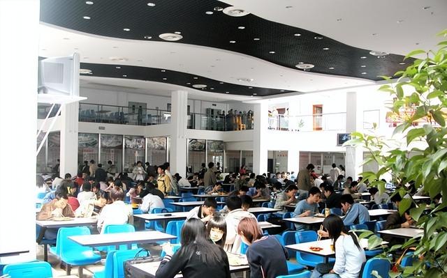 北京下了死命令，2027年底前，所有中小学必须告别“校外配餐	”