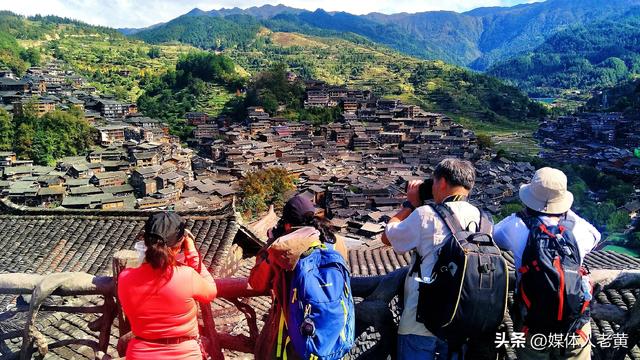 雷山西江苗寨初冬景色怡人吸引游客错峰出游