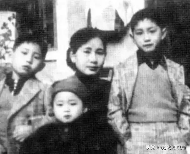 李鹏总理儿媳罕见留影，五官端正长相大气，爷爷功勋卓著比肩元帅