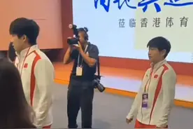 港媒说：莎头不但走路像，连裤脚都一样图片