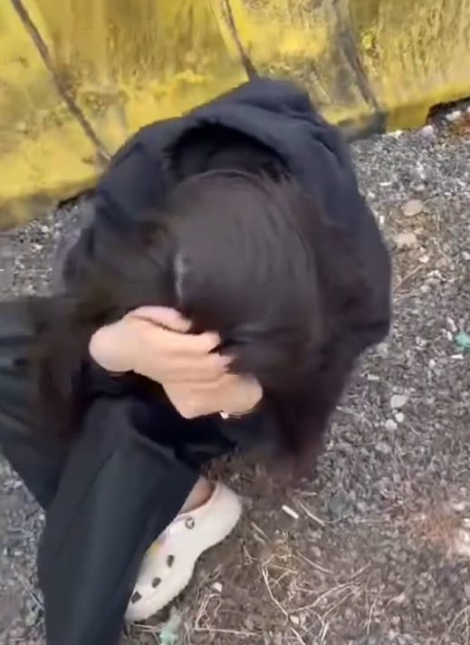 女子偶遇老公陪小三产检，薅其头发泄愤，老公身份被扒，网友气炸