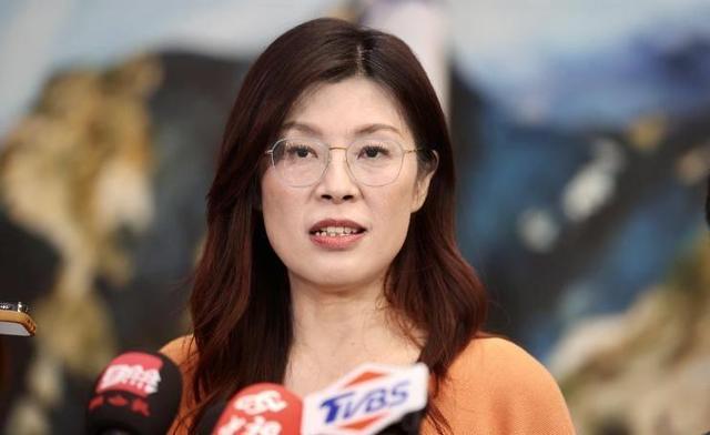 不装了？面对解放军武力夺台，郑丽文语出惊人，喊出“武力保台”