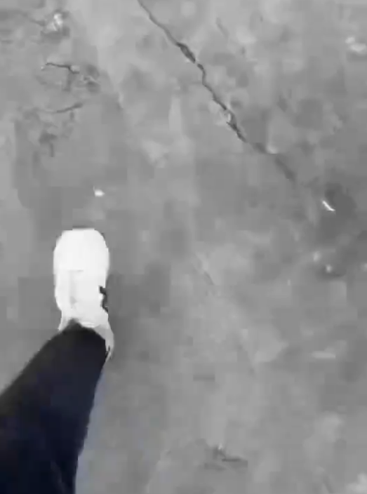 女子偶遇老公陪小三产检，薅其头发泄愤，老公身份被扒，网友气炸