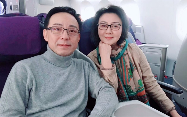 至今未婚未育，身边却有男人陪了近27年！59岁的她才是真人间清醒