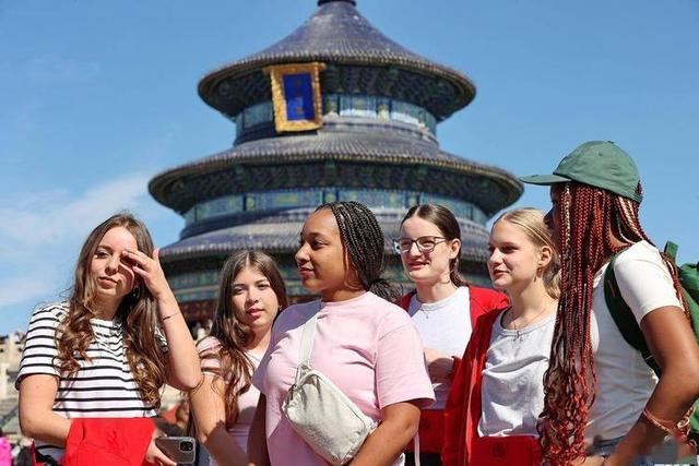 外国人涌入中国，真相扎心：我们的低物价成了他们的消费天堂