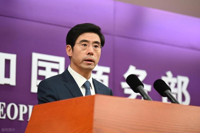 豪赌中国会低头? 变本加厉, 连下两条"封杀令", 美方： 等中方的电话