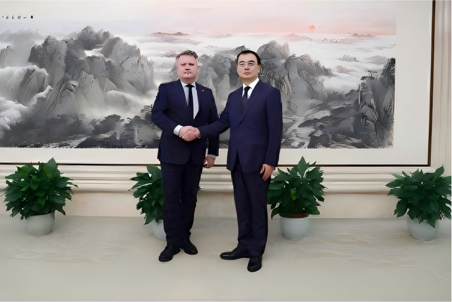 中乌在北京谈完	，泽连斯基就威胁制裁中国公民，中方丑话说在前头