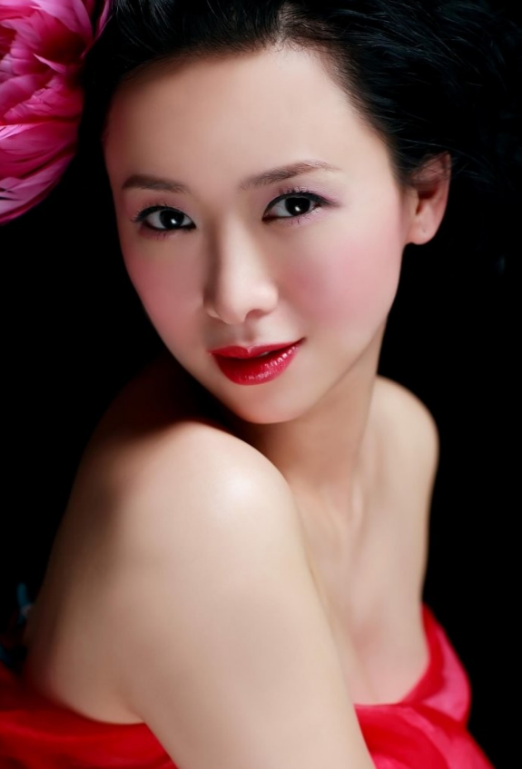 她出身清华大学，因拍三级片与父母决裂，如今再不让女儿进娱乐圈