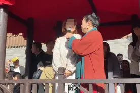 闹大了!开封王婆台上说媒，美女被众人赶走,“底裤”都被扒出来了图片