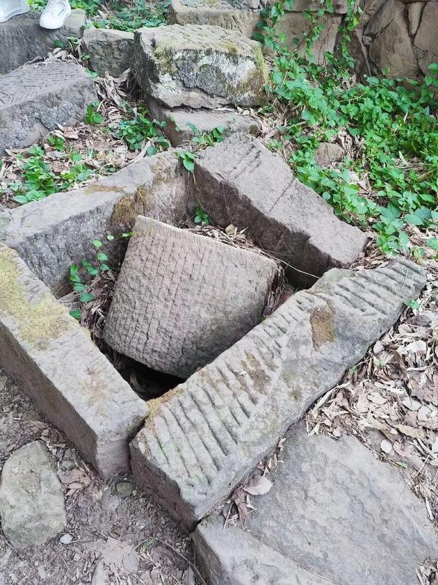 重庆北碚闹市竟藏有一座古寨，设有瓮城，被网友称为"重庆吴哥窟"