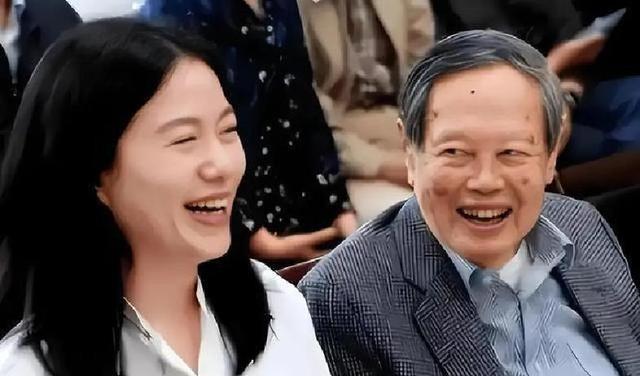杨振宁去世后，翁帆再发文，49岁无子女的她，早已被安排好了退路