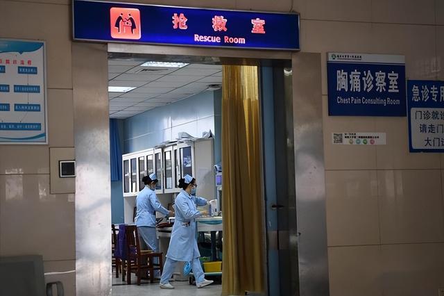 武汉小伙突然死亡，母亲将他手机一起火化，下葬一年后竟接到电话