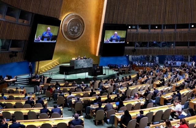 中方刚对日本反制，欧盟外长态度大变，当着27国的面罕见致敬中国	，对外释放信号不简单