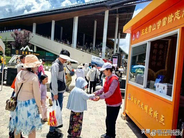 暑期玉龙雪山游人如织 管委会机关干部下沉一线 暖心服务获赞