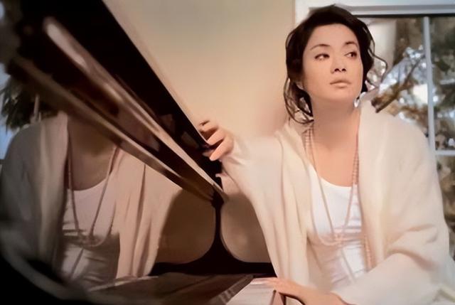 放弃争夺260亿遗产，带着女儿远走美国，如今才知道她有多明智